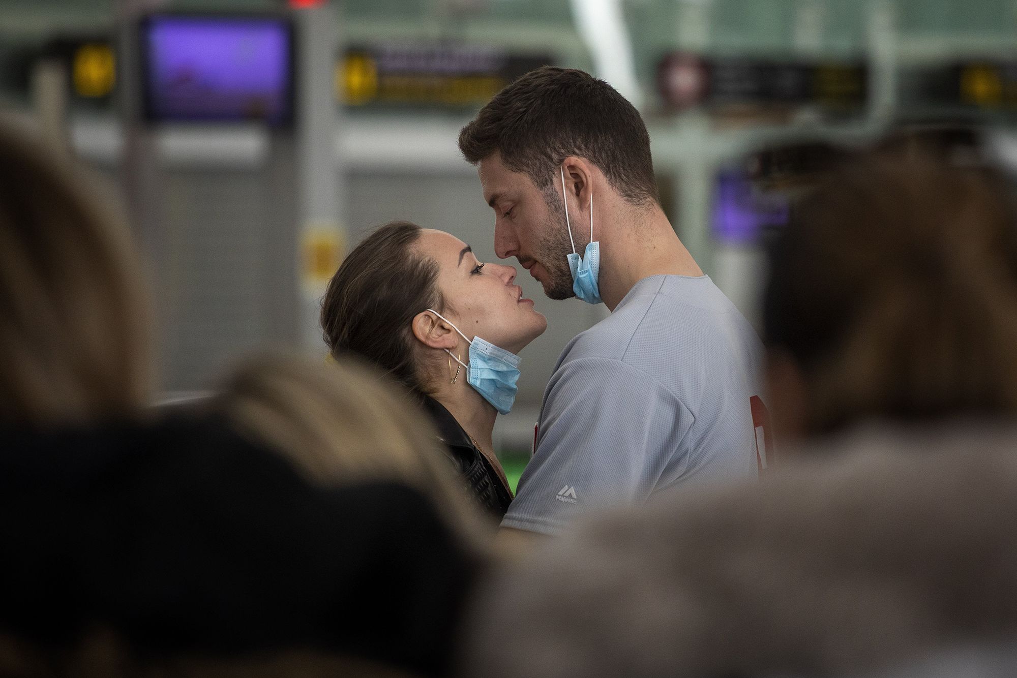 A couple kiss at the Barcelona airport. (Emilio Morenatti / AP)